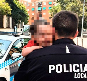 Niño rescatado por la Policía Local de Toledo Niño rescatado por la Policía Local de Toledo