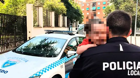 Niño rescatado por la Policía Local de Toledo Niño rescatado por la Policía Local de Toledo