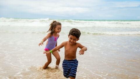 Niños jugando en la playa