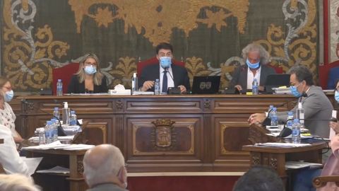 Luis Barcala, alcalde de Alicante, en el pleno ordinario.