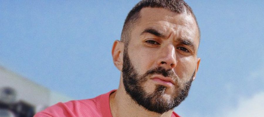 Karim Benzemá con la nueva camiseta del Real Madrid para la temporada 2020/2021 Karim Benzemá con la nueva camiseta del Real Madrid para la temporada 2020/2021