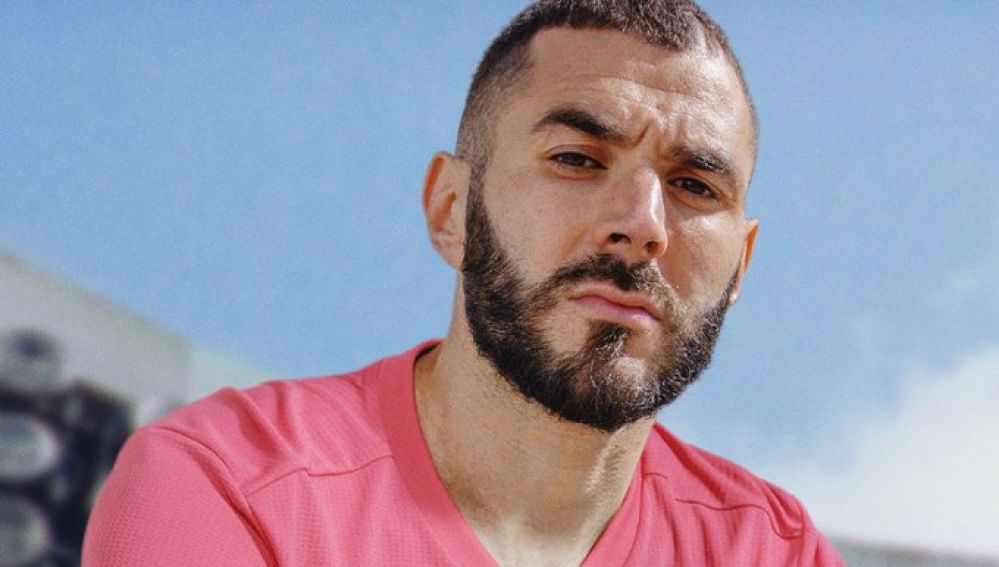 Karim Benzemá con la nueva camiseta del Real Madrid para la temporada 2020/2021 Karim Benzemá con la nueva camiseta del Real Madrid para la temporada 2020/2021