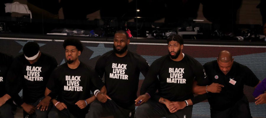 La NBA vuelve con canasta decisiva de LeBron James y polémica con el himno de Estados Unidos La NBA vuelve con canasta decisiva de LeBron James y polémica con el himno de Estados Unidos