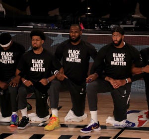 La NBA vuelve con canasta decisiva de LeBron James y polémica con el himno de Estados Unidos La NBA vuelve con canasta decisiva de LeBron James y polémica con el himno de Estados Unidos