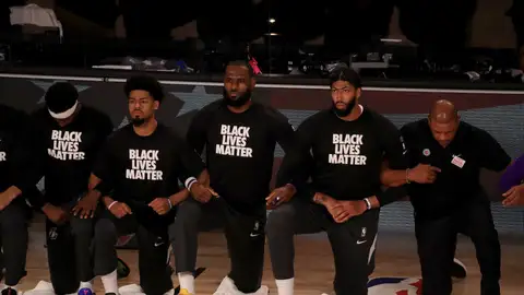 La NBA vuelve con canasta decisiva de LeBron James y polémica con el himno de Estados Unidos La NBA vuelve con canasta decisiva de LeBron James y polémica con el himno de Estados Unidos