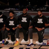 La NBA vuelve con canasta decisiva de LeBron James y polémica con el himno de Estados Unidos