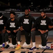 La NBA vuelve con canasta decisiva de LeBron James y polémica con el himno de Estados Unidos La NBA vuelve con canasta decisiva de LeBron James y polémica con el himno de Estados Unidos