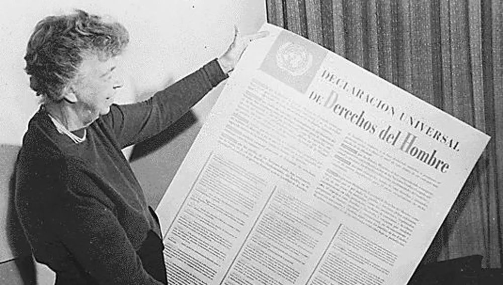 Eleanor Roosevelt sostiene la Declaración Universal de Derechos del Hombre
