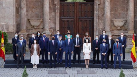 Foto de grupo de la Conferencia de Presidentes con el Rey Felipe VI en el centro de la imagen