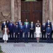 Foto de grupo de la Conferencia de Presidentes con el Rey Felipe VI en el centro de la imagen