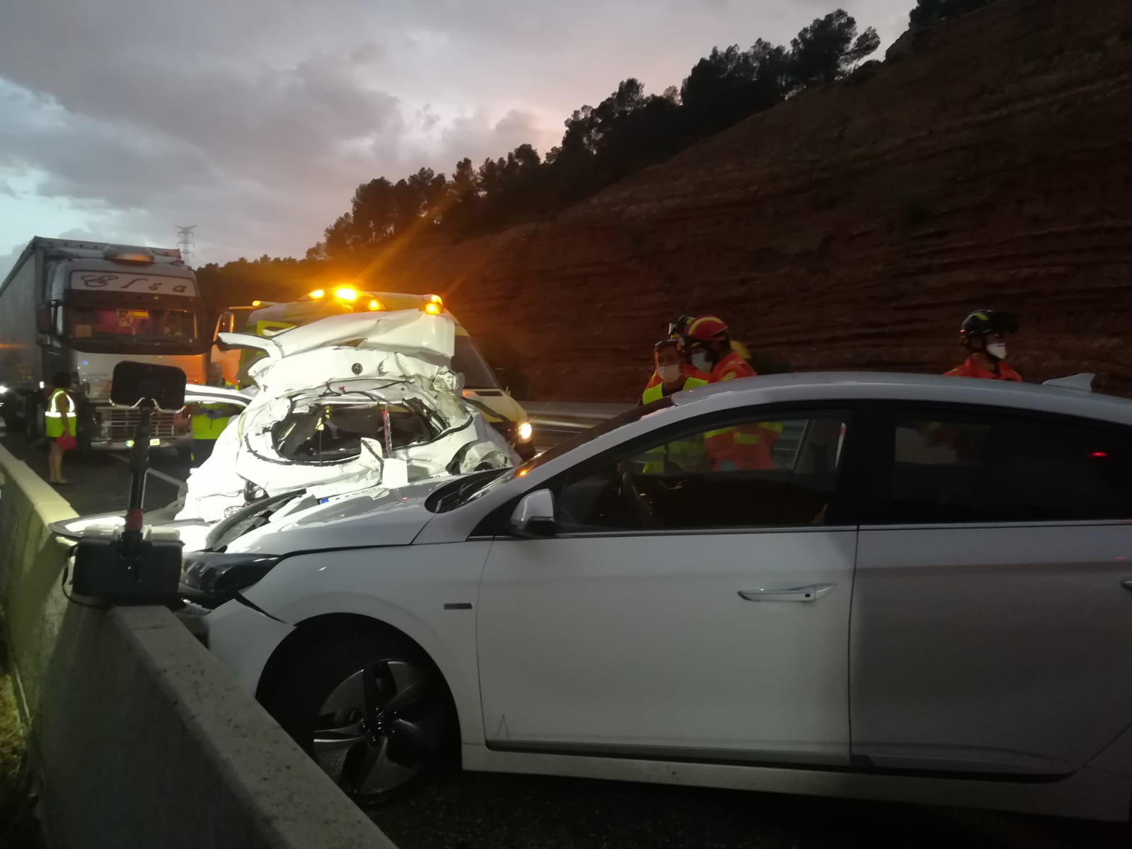 Cuatro rescatados tras una colisión múltiple en Minglanilla (Cuenca) Cuatro rescatados tras una colisión múltiple en Minglanilla (Cuenca)