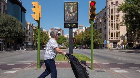 Una mujer pasea por Palma en plena ola de calor