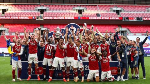Arsenal FC tras hacerse con la copa de la FA