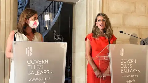 La ministra de Trabajo, Yolanda Díaz, junto a la presidenta del Govern balear, Francina Armengol, en Palma. ERTEs