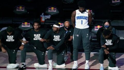 Jonathan Isaac durante la interpretaci&oacute;n del himno de Estados Unidos