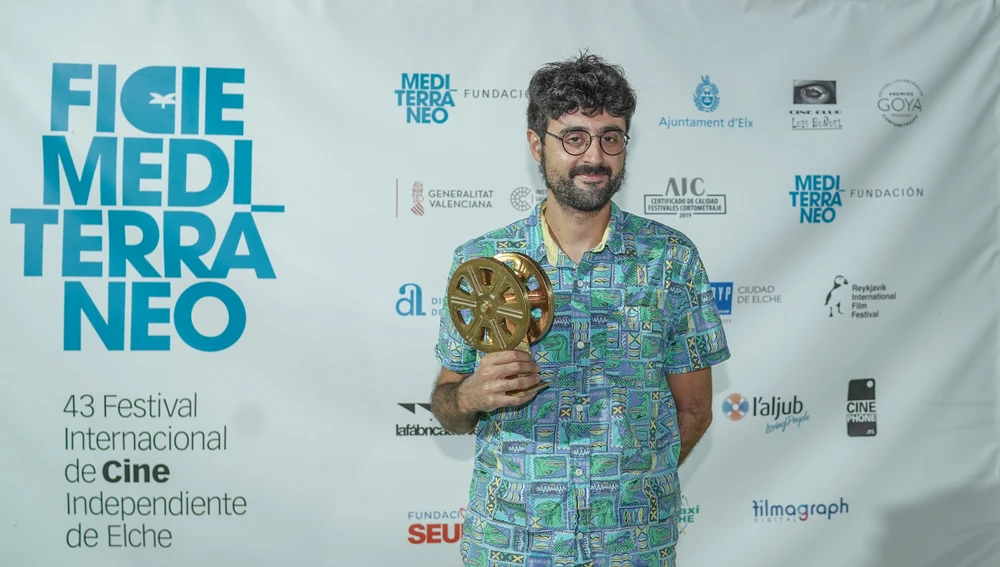 Chema García Ibarra, con el premio del Festival de Cine de Elche 2020.