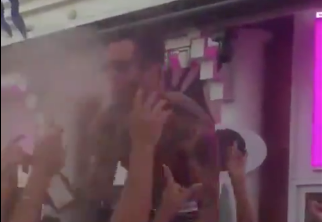 Investigan la fiesta de Torremolinos donde un músico escupió alcohol al público: "Estamos muy avergonzados" Investigan la fiesta de Torremolinos donde un músico escupió alcohol al público: "Estamos muy avergonzados"