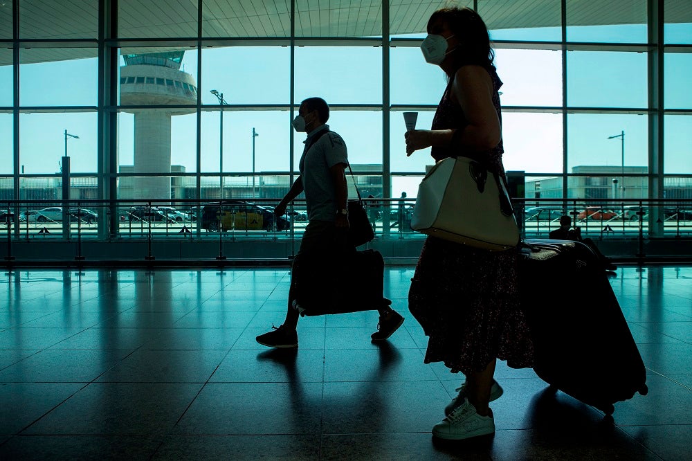 Canarias prohíbe fumar en espacios abiertos e impone el uso obligatorio de la mascarilla Canarias prohíbe fumar en espacios abiertos e impone el uso obligatorio de la mascarilla
