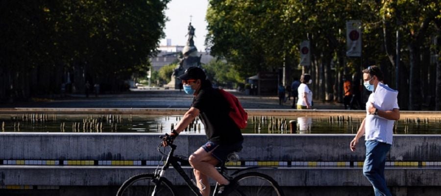 Un hombre circula en bicicleta y con mascarilla por el centro de la ciudad de Valladolid Un hombre circula en bicicleta y con mascarilla por el centro de la ciudad de Valladolid