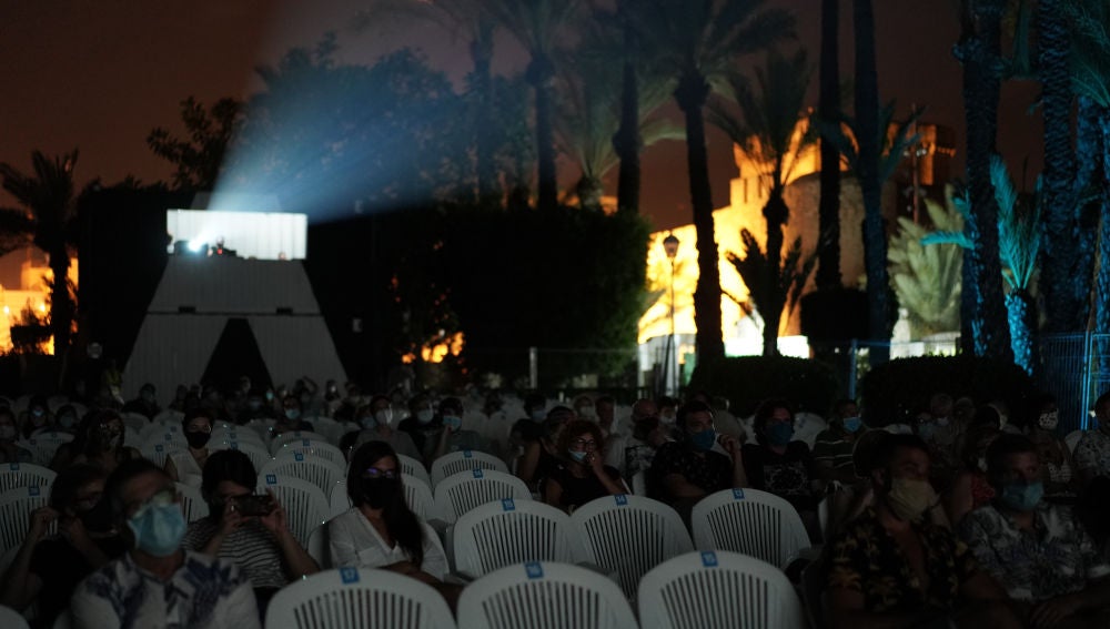 Público en el Hort del Xocolater en el Festival de Cine de Elche de 2020.