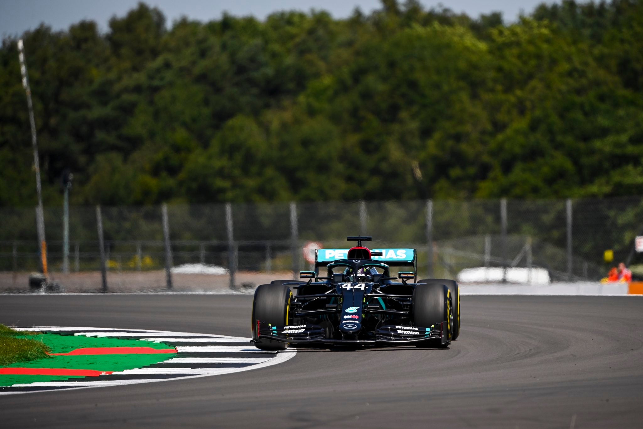 GP de Gran Bretaña: Hamilton domina en Silverstone y consigue la victoria con un neumático pinchado GP de Gran Bretaña: Hamilton domina en Silverstone y consigue la victoria con un neumático pinchado