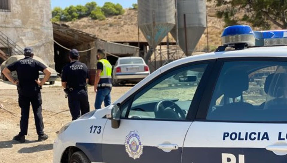Agentes de la policia en el matadero clandestino localizado en Elche.