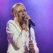 Marta Sánchez se emociona en Starlite Catalana Occidente con la canción 'Resistiré'