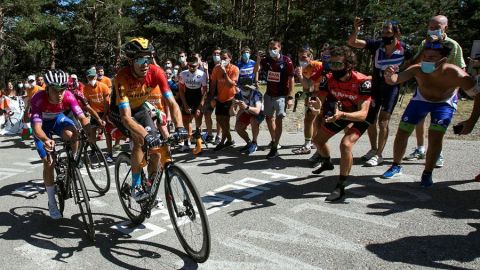 El pelot&oacute;n durante la quinta, &uacute;ltima y decisiva etapa de la 42&ordf; Vuelta a Burgos, de 160 kil&oacute;metros, con salida en Covarrubias y llegada al alto de las Lagunas de Neila.