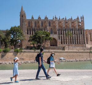 Tres turistas pasean por el Parc de la Mar en Palma Tres turistas pasean por el Parc de la Mar en Palma
