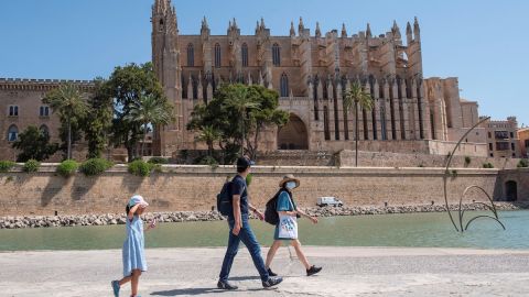 Tres turistas pasean por el Parc de la Mar en Palma