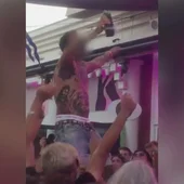 El DJ que escupió alcohol en una discoteca de Torremolinos pide perdón: "Cometí un error imperdonable" El DJ que escupió alcohol en una discoteca de Torremolinos pide perdón: "Cometí un error imperdonable"