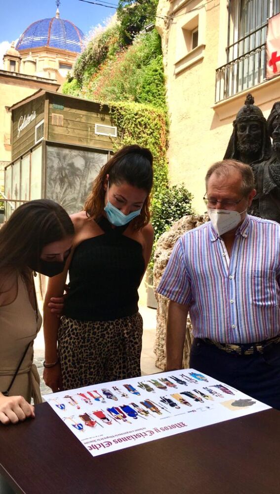La diseñadora Alba Jover muestra el recortable a la concejala Mariola Galiana y al presidente de la Asociación Festera de Moros y Cristianos Julián Fernández.