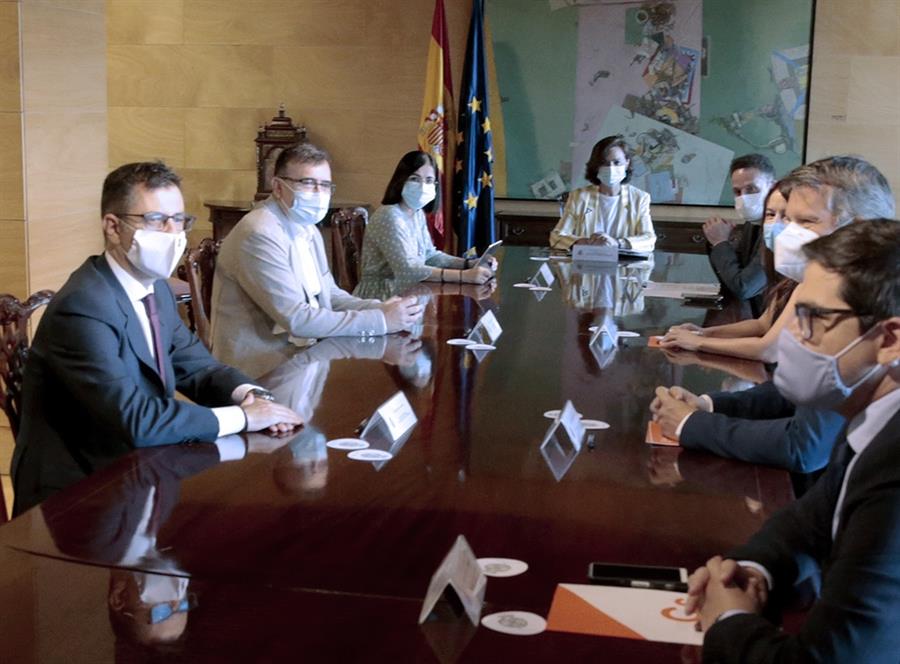 Calvo responde a las críticas de Montero por la reunión con Ciudadanos: "Todo el Gobierno ha estado representado" Calvo responde a las críticas de Montero por la reunión con Ciudadanos: "Todo el Gobierno ha estado representado"