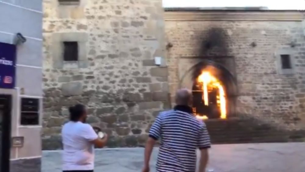 Arde la Iglesia de San Martín, en Plasencia