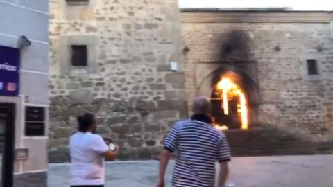Arde la Iglesia de San Mart&iacute;n, en Plasencia