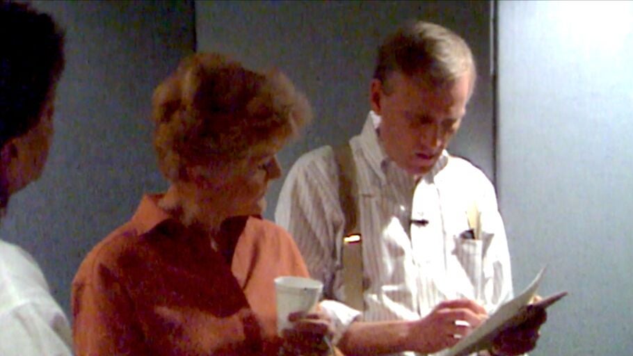 Howard Ashman y Angela Lansbury repasan la letra de la canci&oacute;n 'Be our guest' durante la grabaci&oacute;n de 'La bella y la bestia'