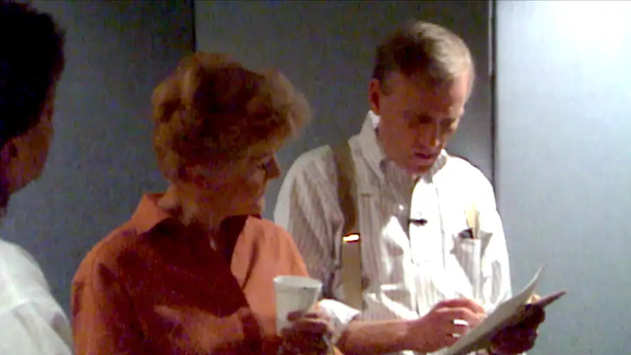 Howard Ashman y Angela Lansbury repasan la letra de la canción 'Be our guest' durante la grabación de 'La bella y la bestia' Howard Ashman y Angela Lansbury repasan la letra de la canción 'Be our guest' durante la grabación de 'La bella y la bestia'