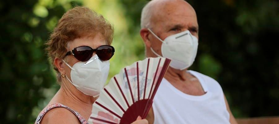 Varias personas descansan en la zona de Madrid Río, en la capital con mascarilla Varias personas descansan en la zona de Madrid Río, en la capital con mascarilla