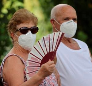 Varias personas descansan en la zona de Madrid Río, en la capital con mascarilla Varias personas descansan en la zona de Madrid Río, en la capital con mascarilla
