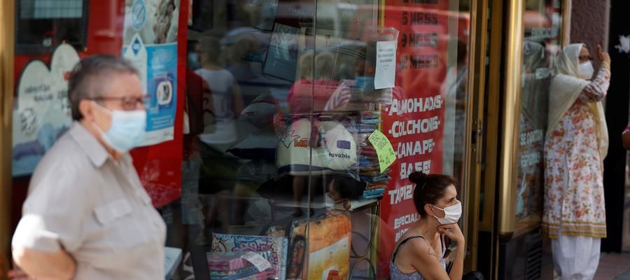 Varias personas con mascarilla en una calle de Madrid Varias personas con mascarilla en una calle de Madrid
