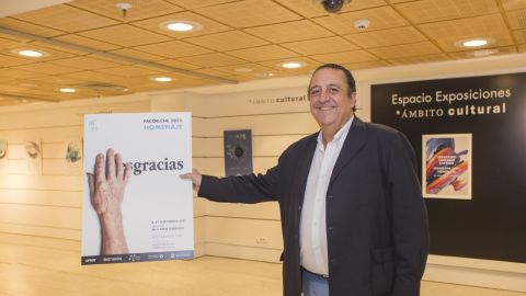 Fernando Soler con el cartel anunciador del congreso FacoElche 2021. Fernando Soler con el cartel anunciador del congreso FacoElche 2021.