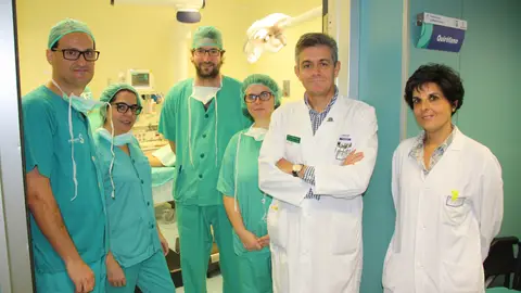 Carlos Moreno junto a compañeros y alumnos El Jefe de Cirugía del Hospital Mancha Centro