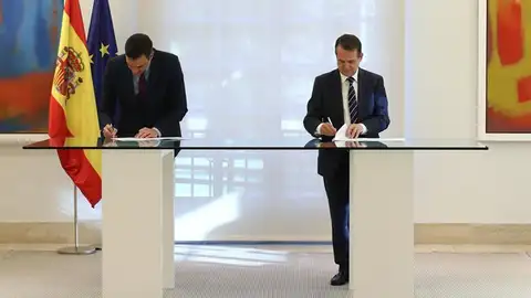 Firma del acuerdo entre el presidente del Gobierno de España, Pedro Sánchez, y el responsable de la FEMP, Abel Caballero. Firma del acuerdo entre el presidente del Gobierno de España, Pedro Sánchez, y el responsable de la FEMP, Abel Caballero.