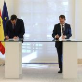 Firma del acuerdo entre el presidente del Gobierno de España, Pedro Sánchez, y el responsable de la FEMP, Abel Caballero.