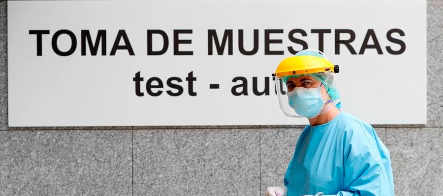 Personal sanitario realiza pruebas PCR Personal sanitario realiza pruebas PCR