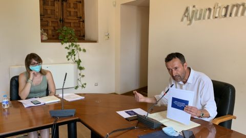 El alcalde de Elche, Carlos González, junto a la dipuatada y concejal del Ayuntamiento de Elche, Patricia Maciá. El alcalde de Elche, Carlos González, junto a la dipuatada y concejal del Ayuntamiento de Elche, Patricia Maciá.