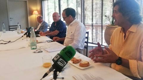 De derecha a izquierda, los directivos de CEDELCO Antonio Gonz&aacute;lvez, C&eacute;sar Nohales, Joaqu&iacute;n P&eacute;rez y Jes&uacute;s Vicente; el presidente Joaqu&iacute;n P&eacute;rez ha sido el encargado de tomar en primer lugar la palabra para hacer balance de lo que va de a&ntilde;o en su asociaci&oacute;n.