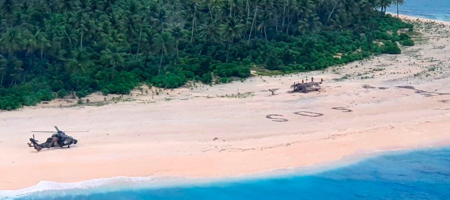 Rescatan a 3 hombres perdidos en una isla desierta del Pacífico tras escribir SOS Rescatan a 3 hombres perdidos en una isla desierta del Pacífico tras escribir SOS