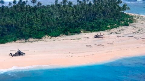 Rescatan a 3 hombres perdidos en una isla desierta del Pac&iacute;fico tras escribir SOS