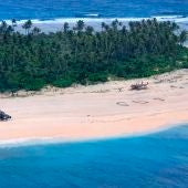 Rescatan a  3 hombres perdidos en una isla desierta del Pacífico tras escribir SOS